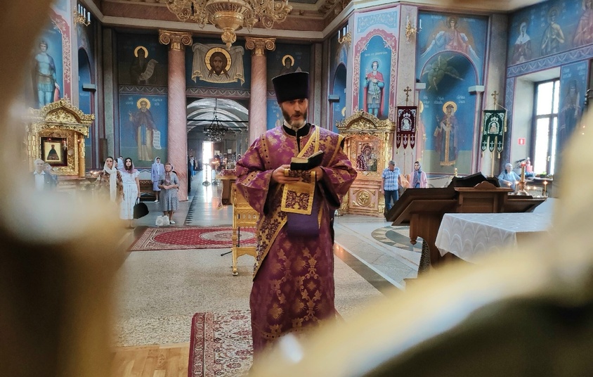 Накануне Происхождения Честных Древ Животворящего Креста Господня